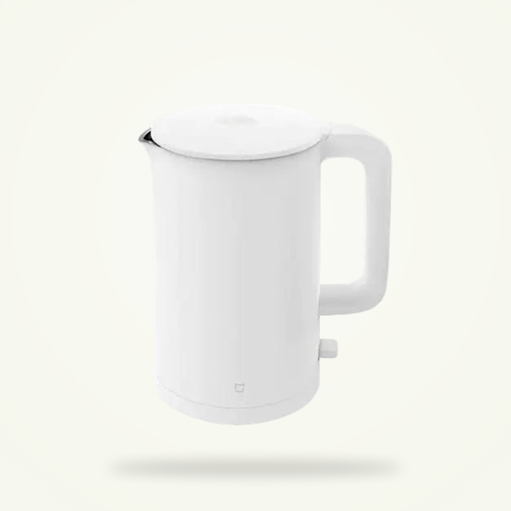 Une bouilloire électrique blanche, simple et assumée